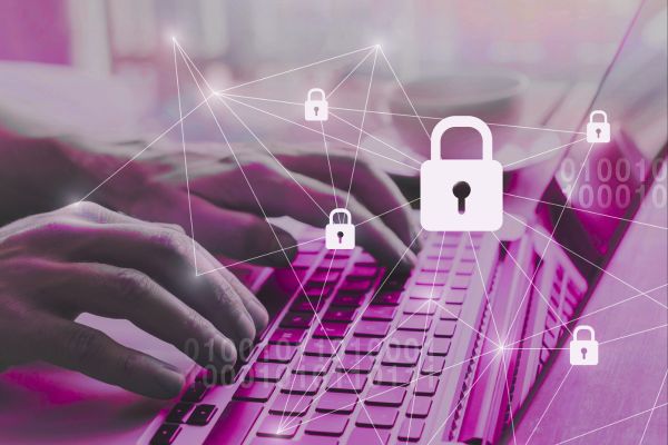 Clavier d’ordinateur avec icônes de cadenas et réseau numérique, illustrant la cybersécurité, la protection des données et la traçabilité sécurisée